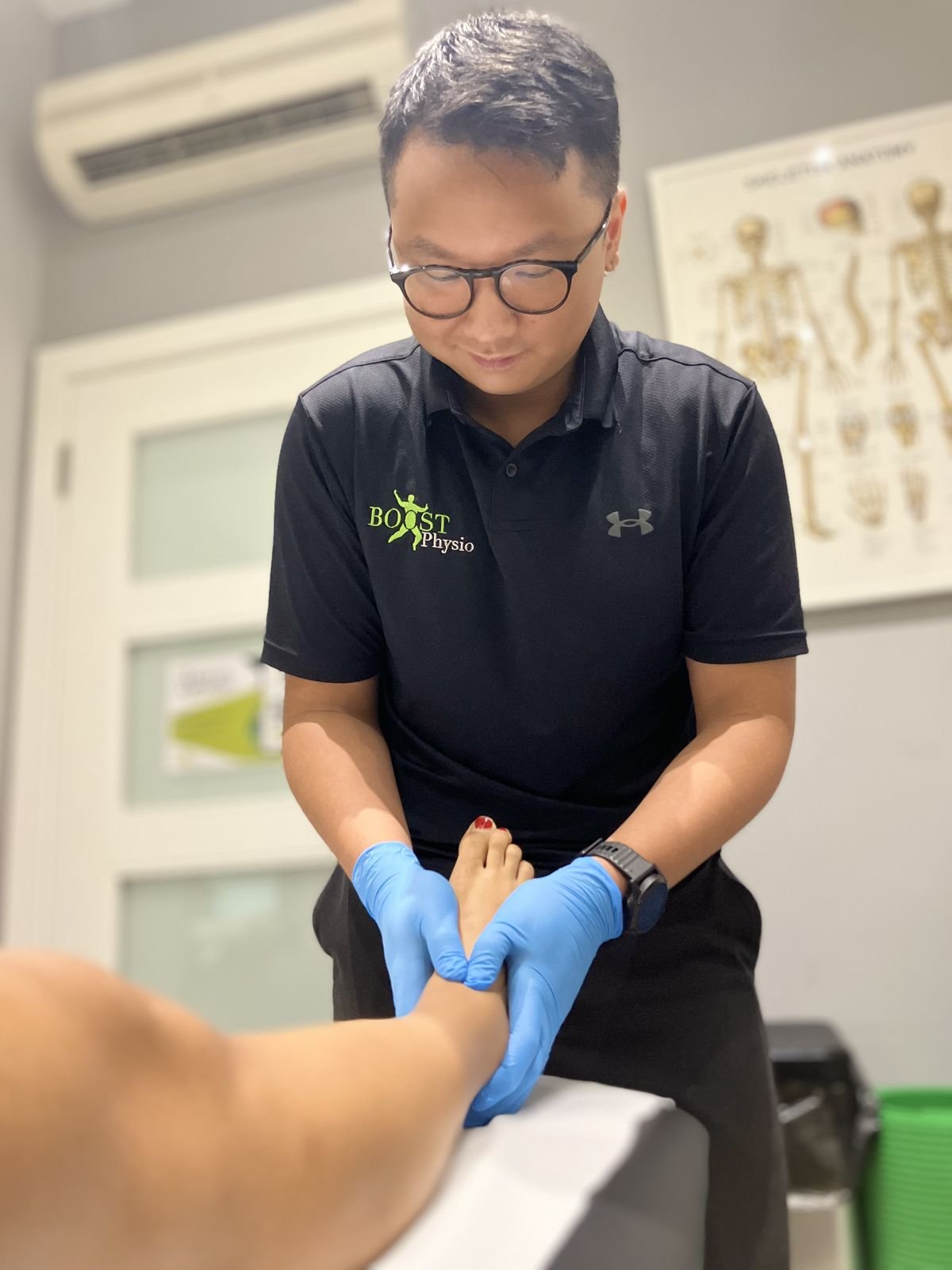 BOOST PHYSIO physiotherapist mobilising a patient’s foot for heel pain